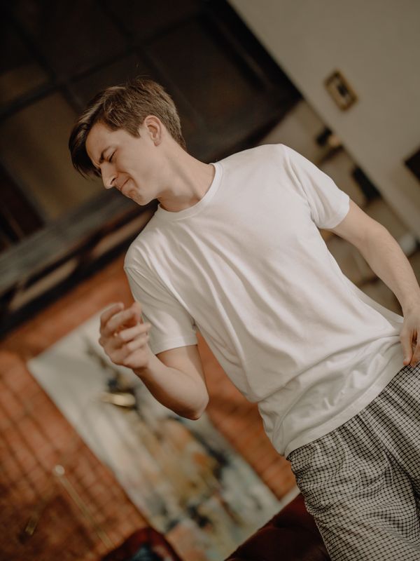 Mann in einem weißen T-Shirt