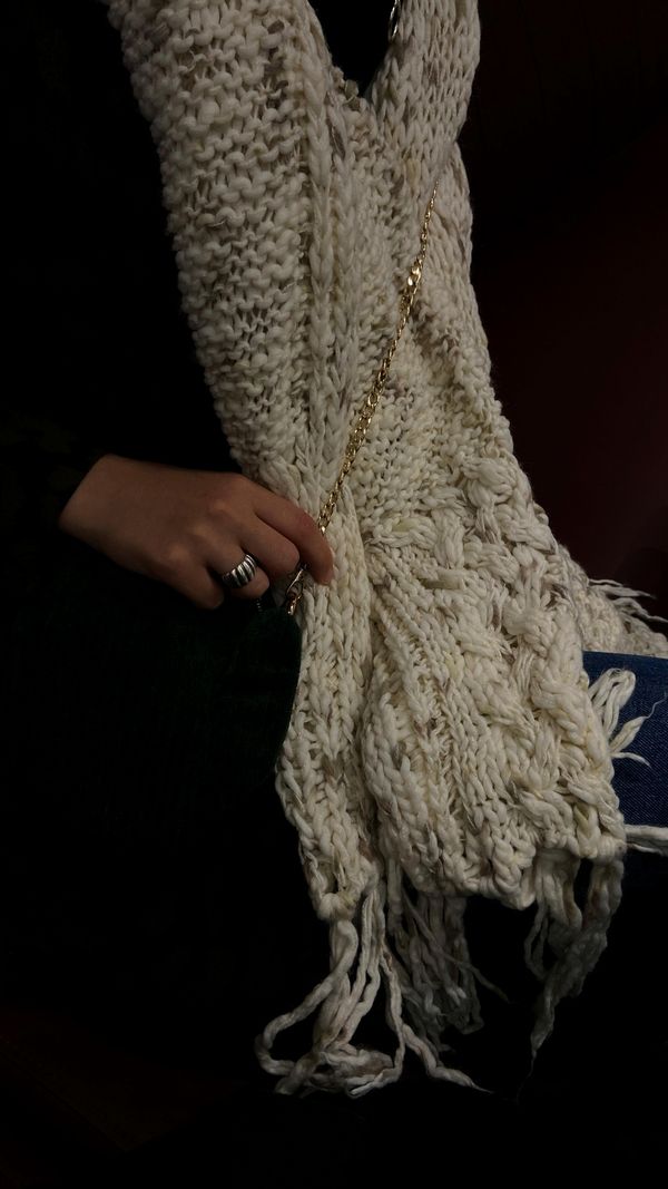 Nahaufnahme eines cremefarbenen Strickschals