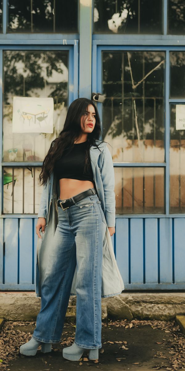 Frau in Jeans und grauer Jacke